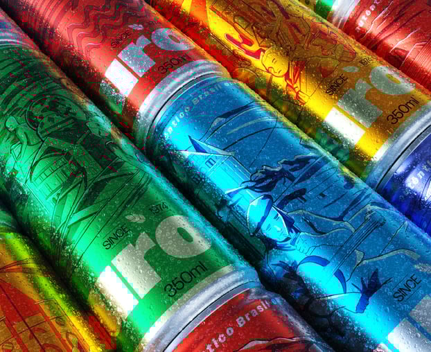 zoom cerveja aurora 3D render, colorida, gelada, lata de aumínio com embalagem colorida feita em 3D