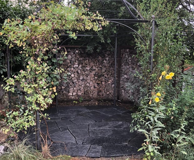 Bluende_pracht_im_Garten_Natursteinarbeiten_gartenplatten