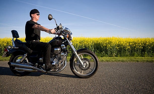 hombre en moto