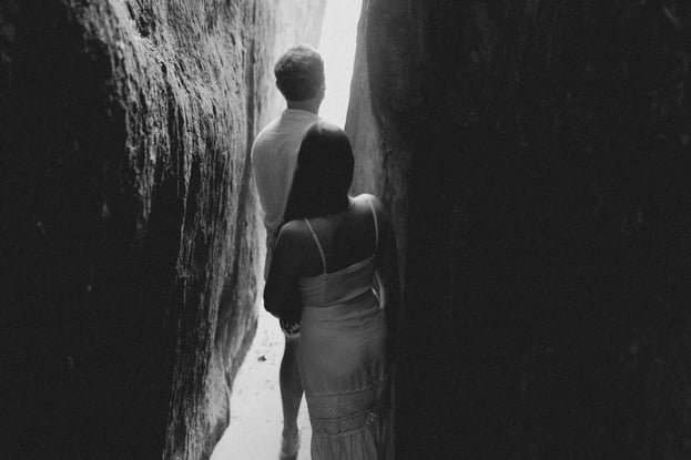 paar in schlucht, vertrauen