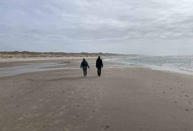 Zwei Menschen laufen an einem Strand entlang und haben eine Coaching-Session; Ute Hagmayer, Coach, Mediatorin und Seelsorgeri