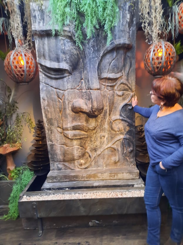 Agnès DH face à Bouddha