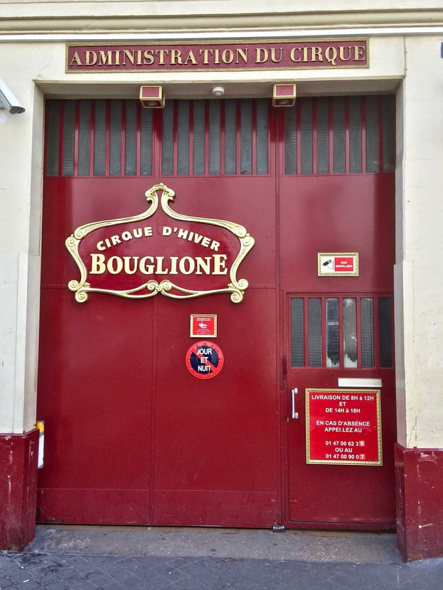L'entrée des artistes au Cirque d'Hiver Bouglione de Paris