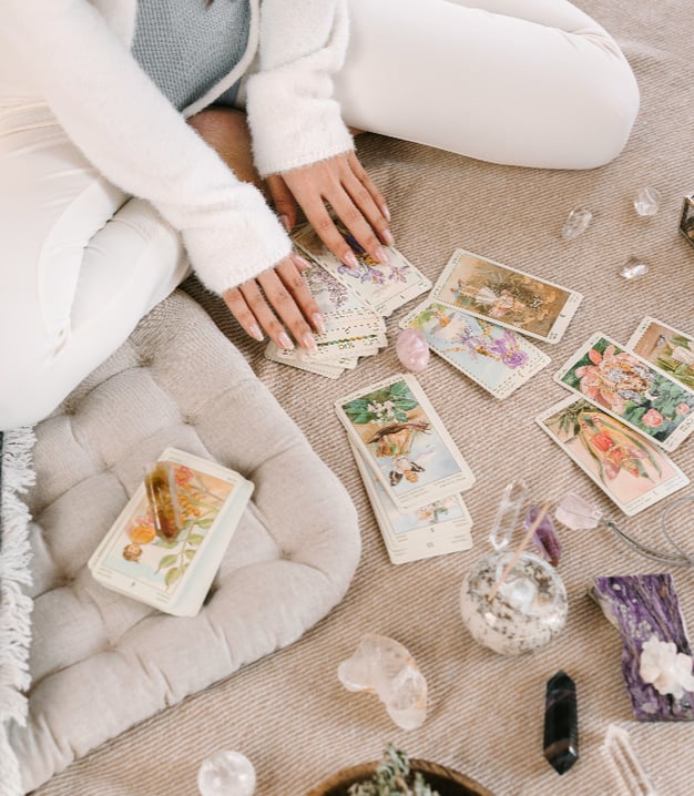 médium tirant les cartes tarots et oracles pour faire une guidance holistique 