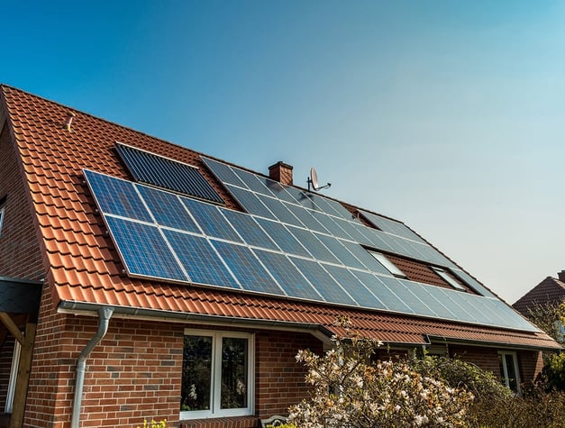 Toit d'une maison avec des panneaux solaires