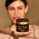 femme tient un pot de creme