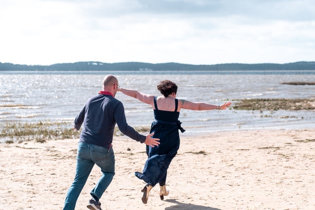 Couple courant sur la plage du Bassin d'Arcachon