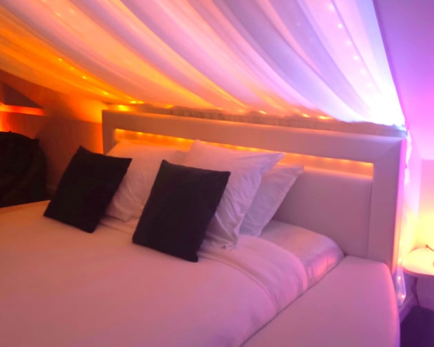 chambre romantique en bretagne avec son sofa tantra