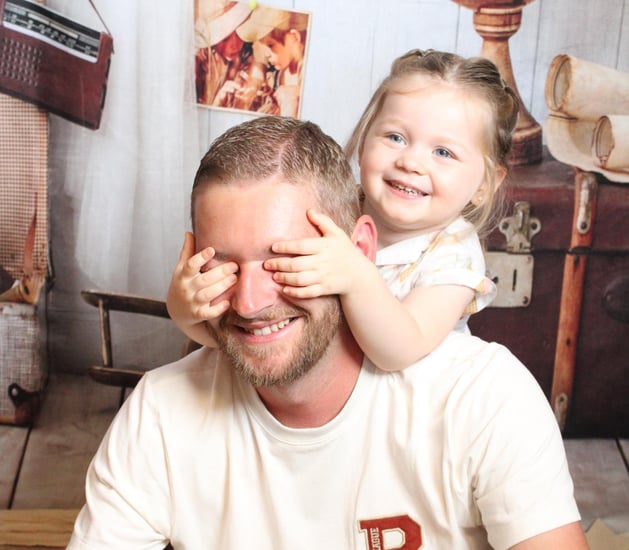 Séance photo famille, une fille et son père s'amusant lors d'une séance photo