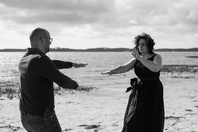 Couple dansant sur la plage
