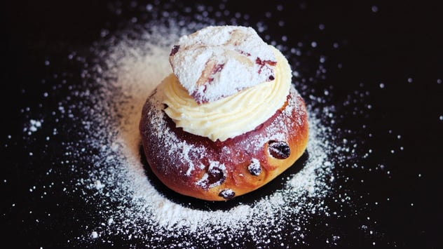 Hot cross semlor