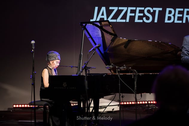 Aki Tekase spielt auf einem Steinway-Klavier.