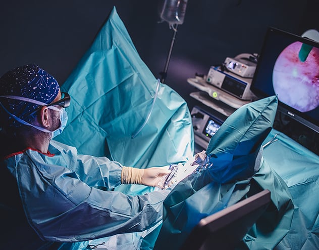 urologo effettuando un intervento endoscopico