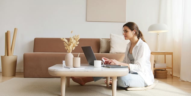 Mujer participando en una clase online en vivo desde casa con la plataforma Yarkeey