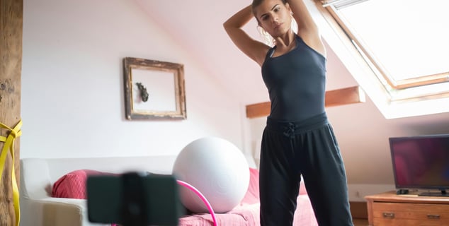 Mujer participando en una clase de fitness online de Yarkeey