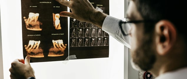 imagen de un dentista analizando una radiografía dental