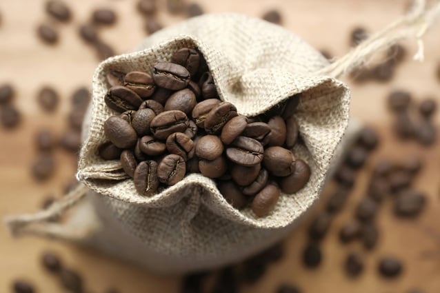 A cafeína presente no café age como um estimulante do sistema nervoso central.