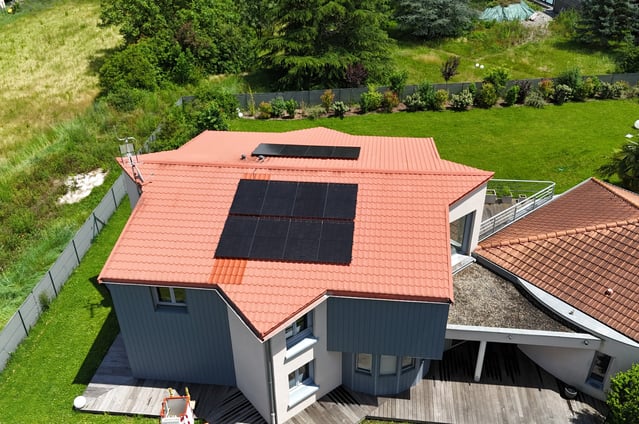 Double installation de panneaux solaires sur une maison d'architecte dans l'Allier