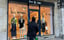 Un homme nettoyant une vitrine Léo et Ugo boutique de vétements à Rouen m&m services