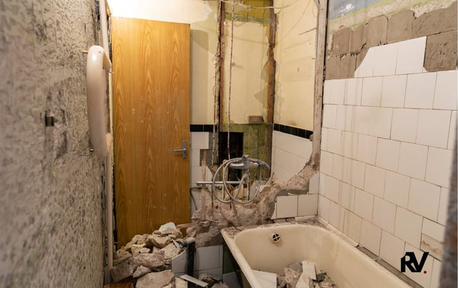 Baño antiguo en proceso de reforma integral en vivienda de Valencia por Reformistas Valencia.