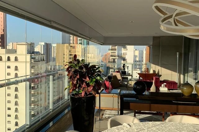 Varanda de apartamento envidraçada com vista para a cidade