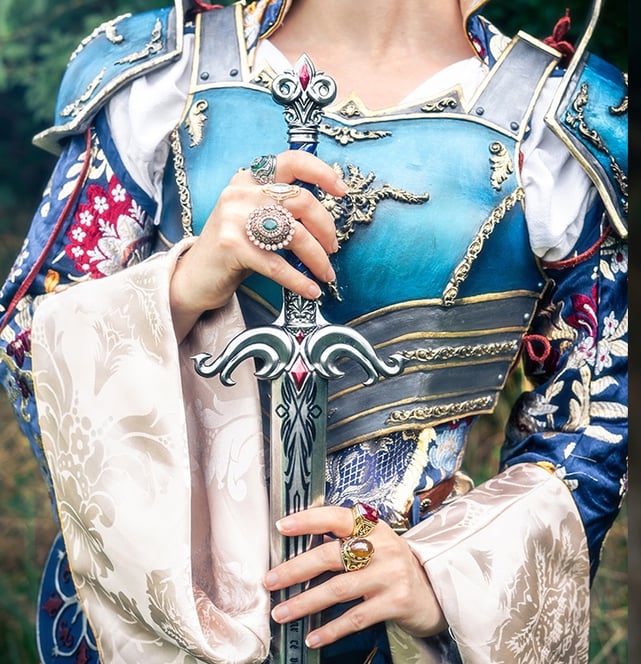 Création unique d'une armure et d'une veste porté par une femme tenant son épée