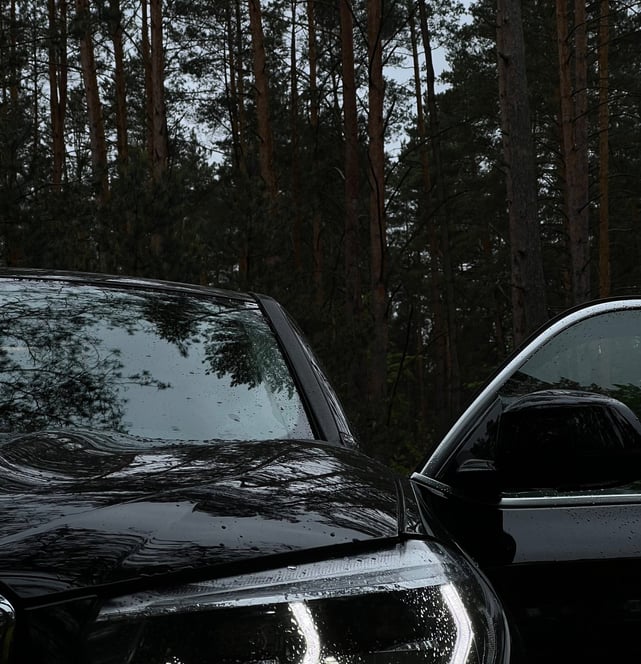 bmw automobilis su naujai nupoliruotais žibintais, demonstruoja poliravimo paslaugas pagal pareikala