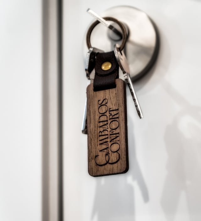 un llavero indicando el nombre de los apartamentos