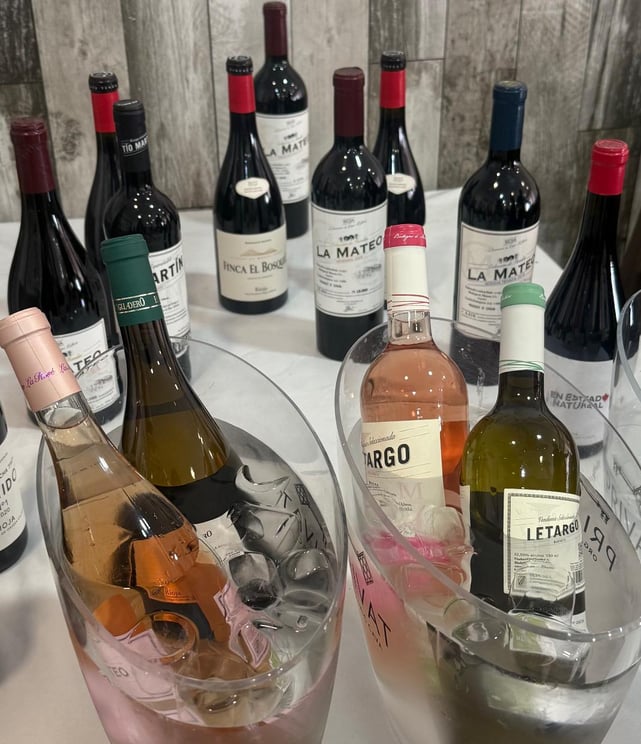 Botellas preparadas para una Cata de vino
