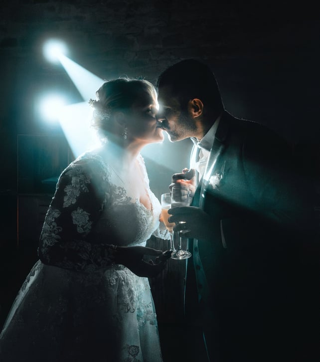 Mariés qui s'embrasse lors de leur soirée de mariage dans le Beaujolais (Rhône)