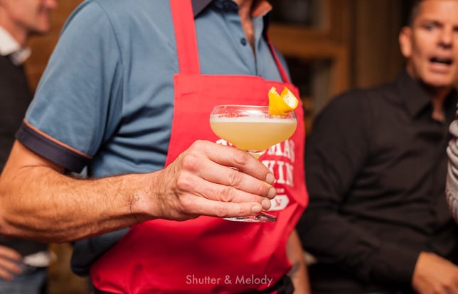 Ein Mixologe mit einem Gin Sour.