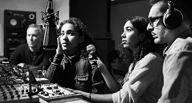 Participants en atelier radio, prise de parole et cohésion d’équipe.