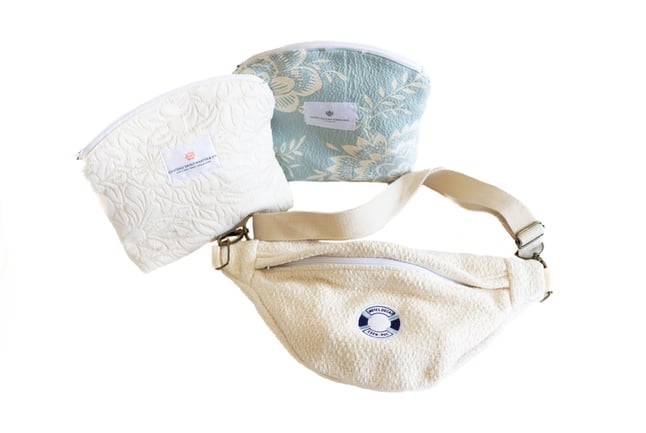 Accessoires ÉTOFÉ en tissu recyclé: pochette blanche, trousse bleue et sac sacoche personnalisés
