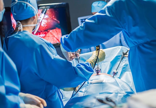 medici effettuando intervento in laparoscopia
