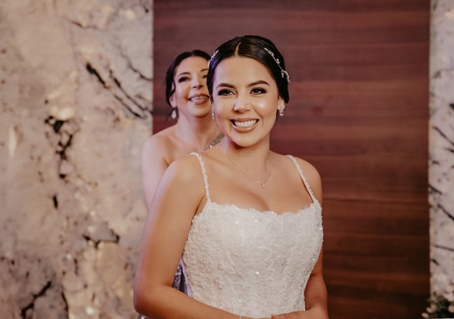 Getting ready bride - Novia arreglada por su mamá en el día de su boda - Fotógrafo de bodas en GDl