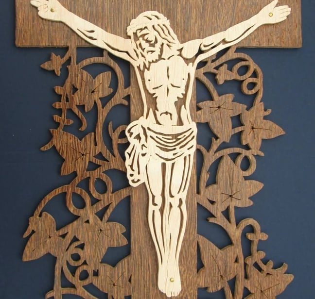 Crucificação de Cristo recortada à mão contraplacado de madeira peça de arte sacra detalhada com rendilhado floral