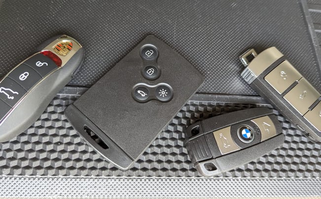Cheie auto tip dash sau slot, compatibilă cu sistem de pornire pe bază de cititor