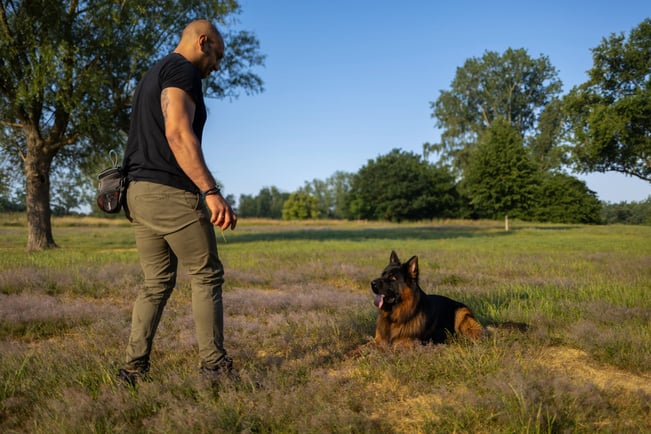 Khaled mit Hund Dobby im Park