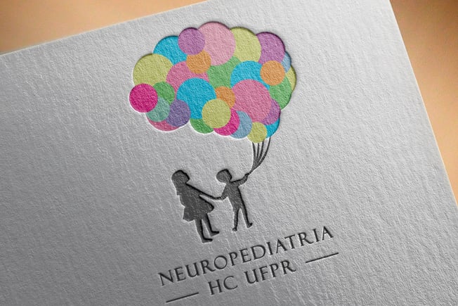 Cartão com logo de neuropediatra com crianças segurando balões coloridos em formato de cérebro