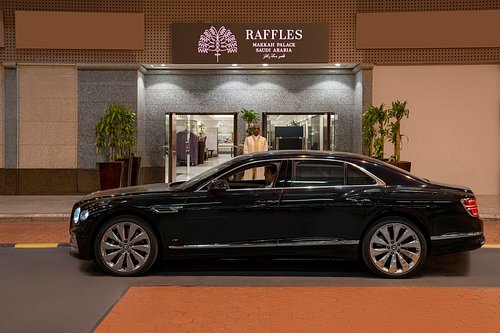 Voiture avec chauffeur privé devant un hôtel confortable, pour votre Omra sur mesure.