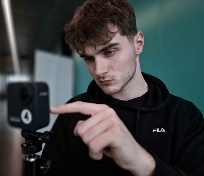 Werknemer van RoomSphere die bezig is met een 360-graden camera