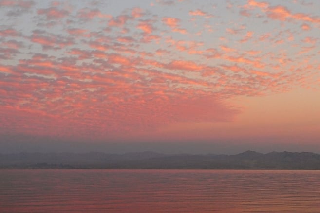 Romanttinen auringonlasku merinäköala rannalta Egyptissä