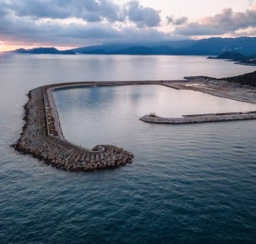 Outcropped encircling seawall