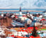 vista da cidade de Reykjavik, montanha nevada ao fundo.
