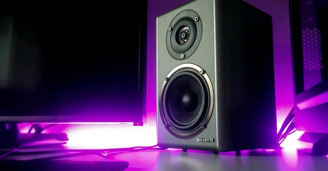 Altavoz tipo Satélite Marca Gigabyte sobre un escritorio