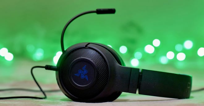 Auriculares Razer sobre una mesa con fondo verde