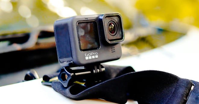 camara deportiva GoPro sobre el toldo de un carro