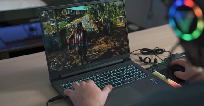 Portatil Gaming color negro sobre una mesa