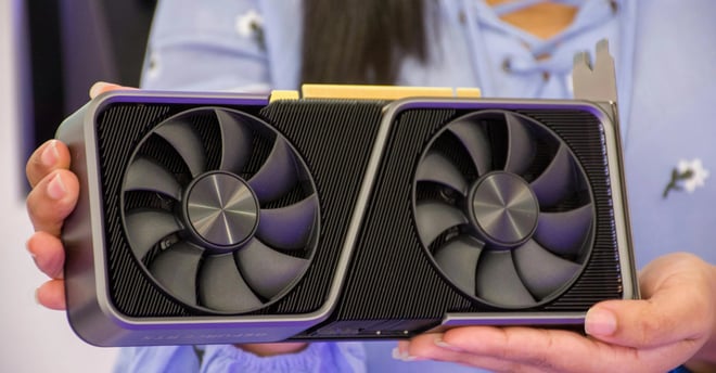 Mujer sosteniendo tarjeta gráfica GPU NVIDIA
