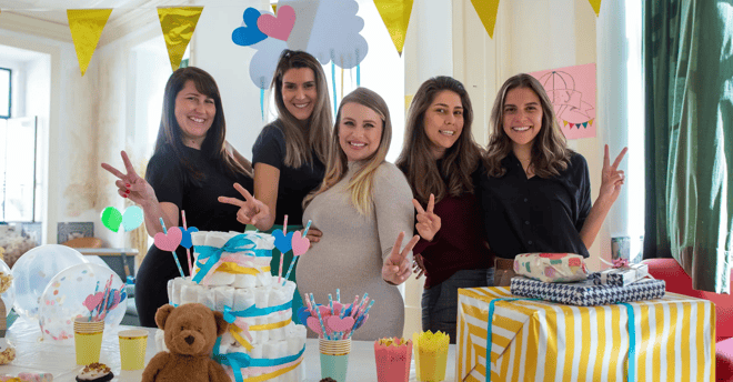 4 mujeres y una embarazada disfrutando un baby shower